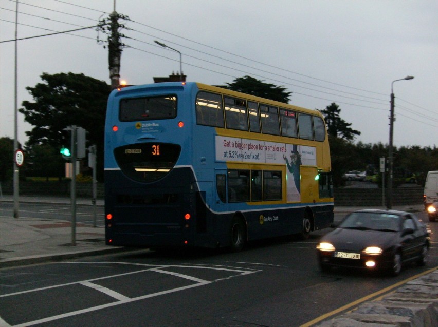 Niebiesko-żółty autobus piętrowy. Fot. Adrian Starczewski