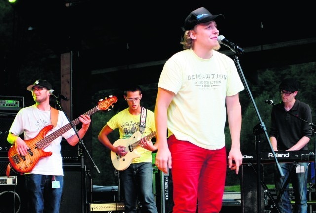 Na festiwalu zagra m.in. działająca od 2006 r. sądecka  grupa reggae Sharpi Band z Bartoszem Wawrzyniakiem