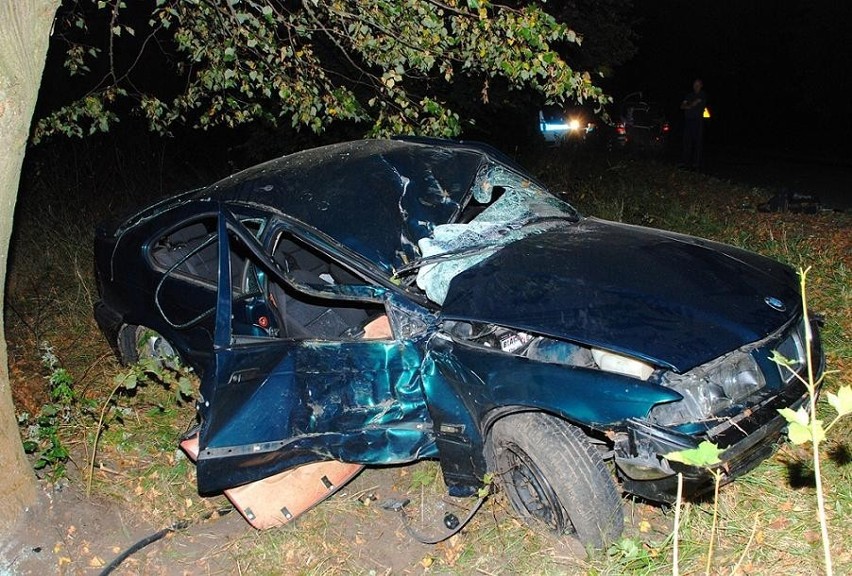 KPP Kwidzyn: W Brokowie pijany 31-latek stracił panowanie nad samochodem i uderzył w drzewo