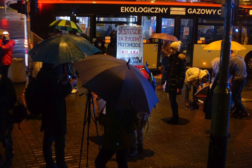 Strajk kobiet w Rzeszowie: to już nie walka o prawa aborcyjne, a o obalenie rządu? Zapytaliśmy, czego chcą uczestnicy protestu