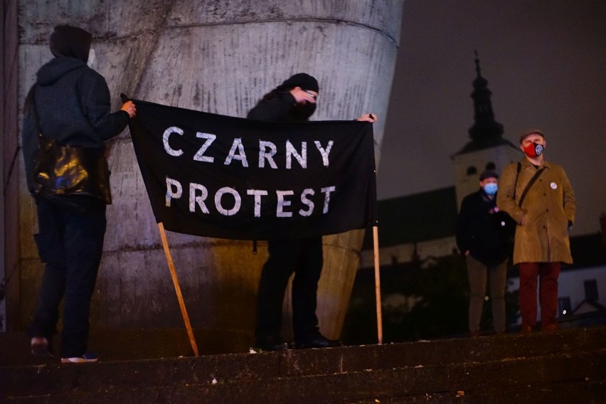 Strajk kobiet w Rzeszowie: to już nie walka o prawa aborcyjne, a o obalenie rządu? Zapytaliśmy, czego chcą uczestnicy protestu