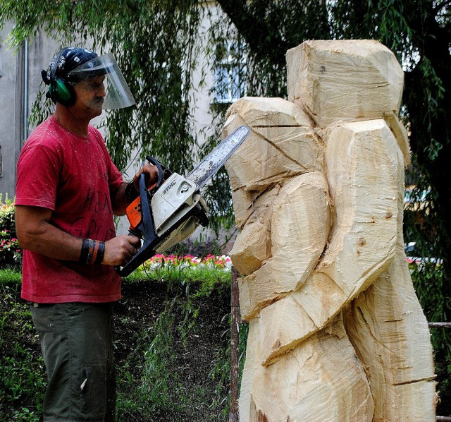 Plener rzeźbiarski w Szamotułach wciąż trwa. Tegoroczna edycja tego przedsięwzięcia zakończy się niedzielnym festiwalem FOLKOLORY