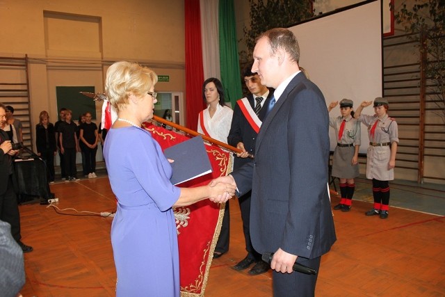 Gratulacje odbierał Damian Nowak, dyrektor szkoły