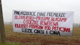 Transparenty z postulatami zawisły w gminie Szczerców. Czego domagają się mieszkańcy?