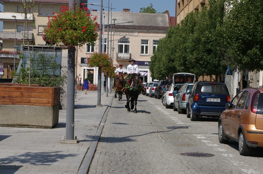 Dożynki w bazylice. Wieniec przygotowało Koło Gospodyń Wiejskich ze Stróżówki. Prowadziła je konna banderia