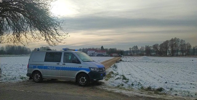 Ze wstępnych ustaleń policjantów wynika, że paczkę ktoś zostawił przed domem, a jeden z domowników wniósł ją do środka. Prawdopodobnie do wybuchu doszło podczas otwierania pakunku.