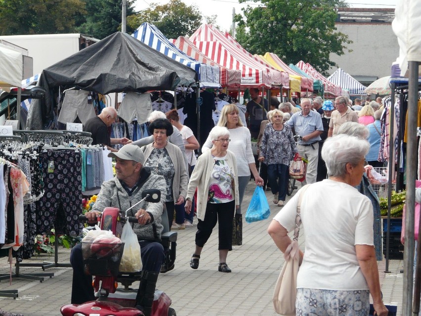 Dzień na pabianickim targowisku. Ile kosztują owoce i warzywa? Mieszkańcy zachowują reżim?