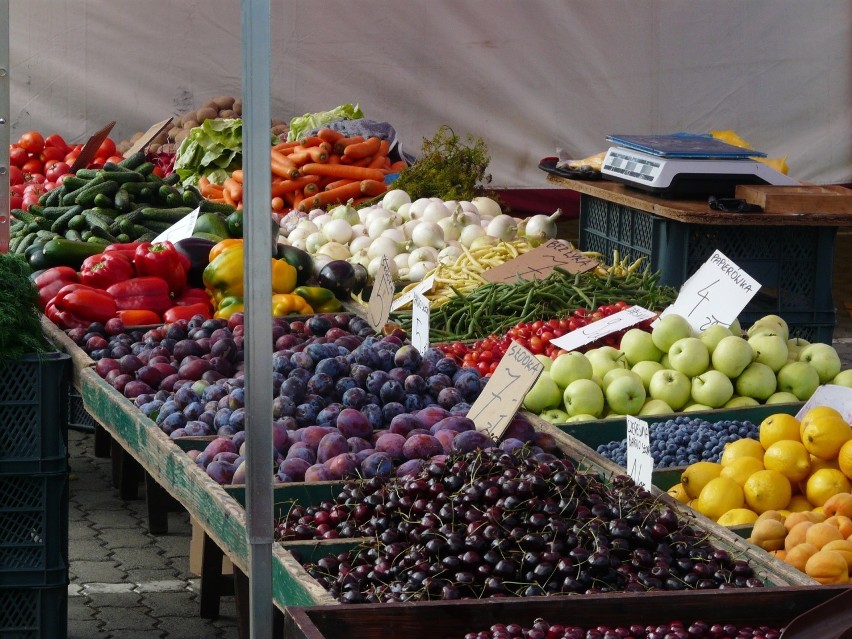 Dzień na pabianickim targowisku. Ile kosztują owoce i warzywa? Mieszkańcy zachowują reżim?
