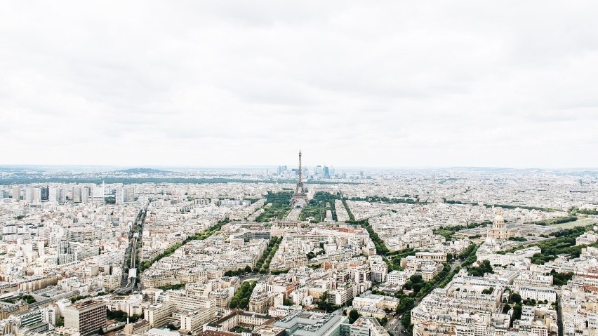 Panorama Paryża z widokiem na Pola Elizejskie