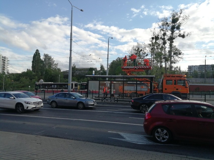 Gdańsk: Awaria sieci trakcyjnej unieruchomiła tramwaje w kierunku Moreny i Migowa. Komunikacja zastępcza na „Lawendowe Wzgórze”