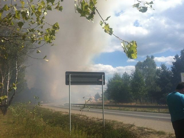 Pożar w Poraju: Skład drewna pali się przy DW 791