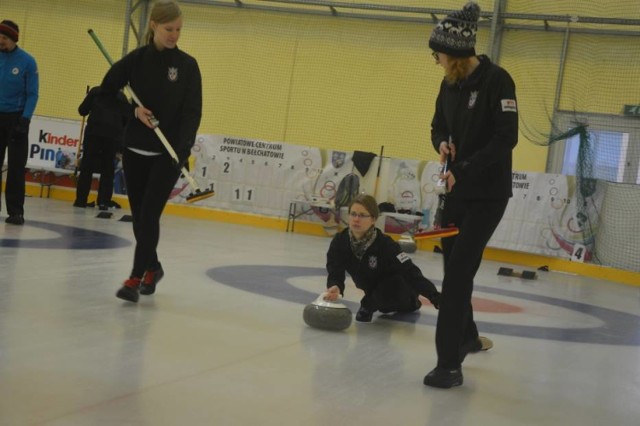 Przez cztery dni na lodowisku Powiatowego Centrum Sportu  toczyła się rywalizacja w XI Turnieju Curlingowym o puchar starosty powiatu bełchatowskiego. Zmagania na pierwszym miejscu zakończyły Curlusy, które nie poniosły żadnej porażki.