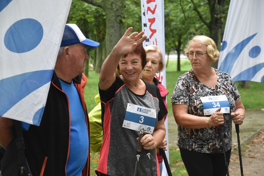 II Rajd Nordic Walking dla seniorów w Śremie. Ponad 30 uczestników wystartowało w zawodach w Parku Puchalskiego [zdjęcia]