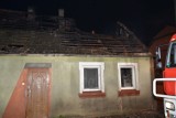 Pożar domu w Rynarzewie. Strażacy walczyli z ogniem całą noc
