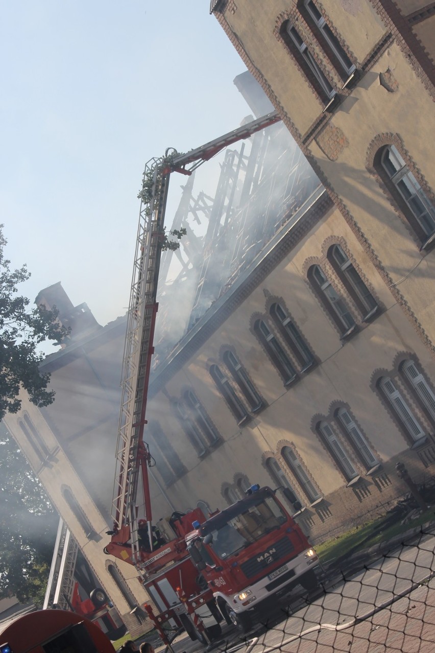 Dogaszanie pożaru w budynku byłej jednostki wojskowej w Krotoszynie [ZDJĘCIA + FILM]