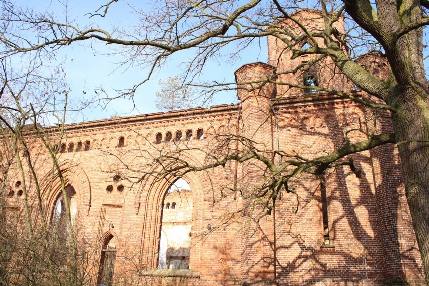 Ruiny kościoła ewangelickiego w Grodźcu stoją tam od lat. Znasz historię tego miejsca? [FOTO]