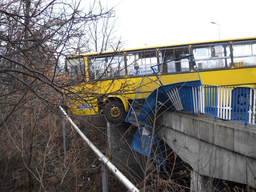 Wypadek autobusów 77 i 788 w Mysłowicach na ul. Brzezińskiej, są ranni [ZDJĘCIA]