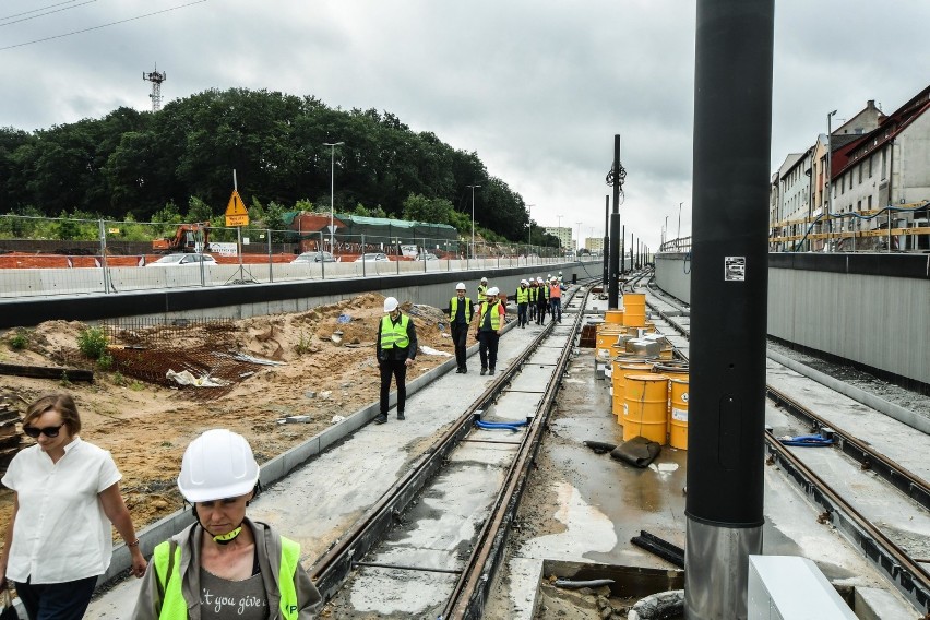 Już niebawem przestrzeń murów ciągnących się wzdłuż...