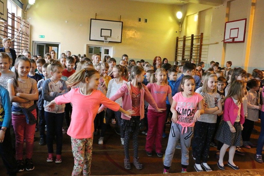 Nauka tańca w Szkole Podstawowej nr 3 w Lipnie [zdjęcia, wideo]