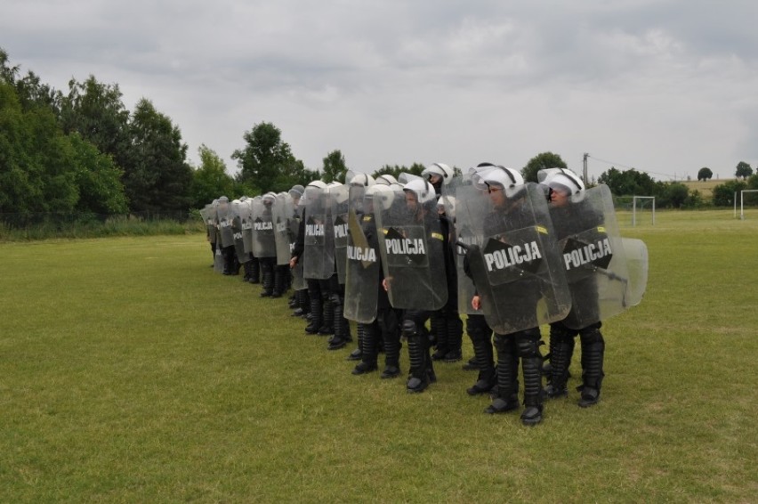 Policjanci ćwiczyli na boisku kaliskiego seminarium [ZDJĘCIA]