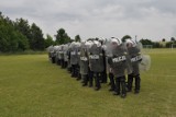 Policjanci ćwiczyli na boisku kaliskiego seminarium [ZDJĘCIA]