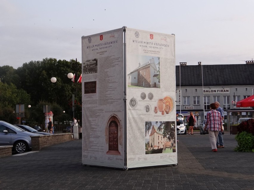 Mieszkańcy chętnie zwiedzają plenerową wystawę "Wieluń. Miasto królewskie" [FOTO] 