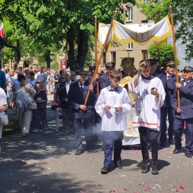 Boże Ciało 2023 w Zduńskiej Woli Karsznicach. W procesji ulicami osiedla przeszło kilkuset wiernych