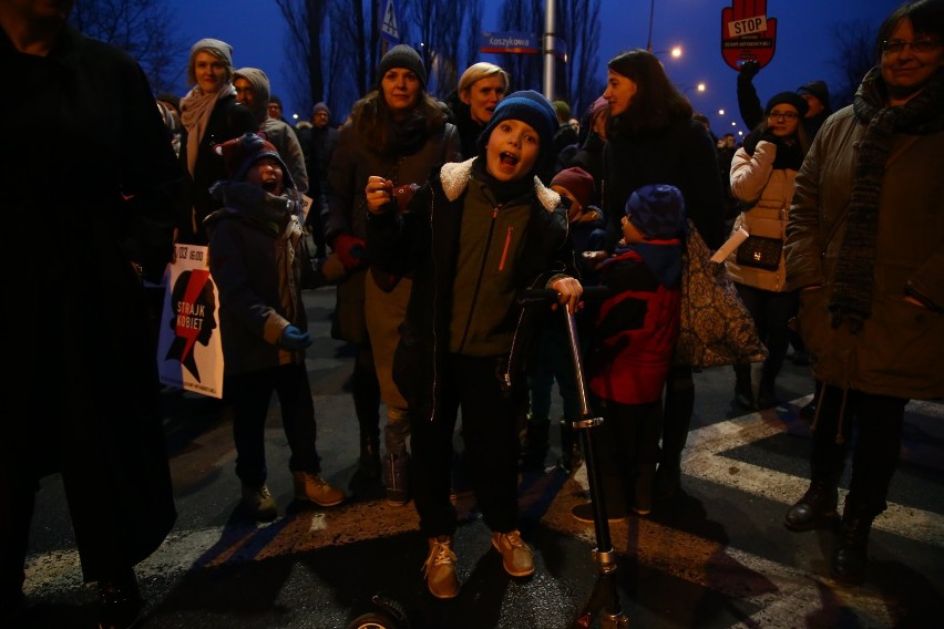 Protestujący w ramach Czarnego piątku dotarli do ostatniego...