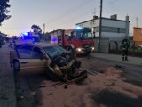 Wypadek w Łobudzicach. Chciał ominąć psa, uderzył w drzewo. Trzy osoby trafiły do szpitala