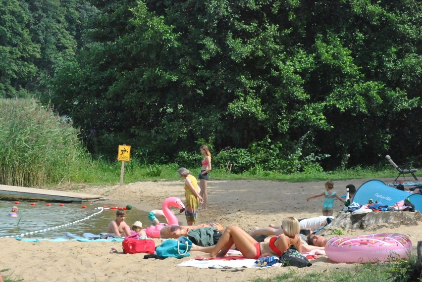 CICHOWO. Kąpielisko i plaże oblegane przez turystów. Letnie popołudnie na plaży głównej i Zacisze w Cichowie [ZDJĘCIA]  