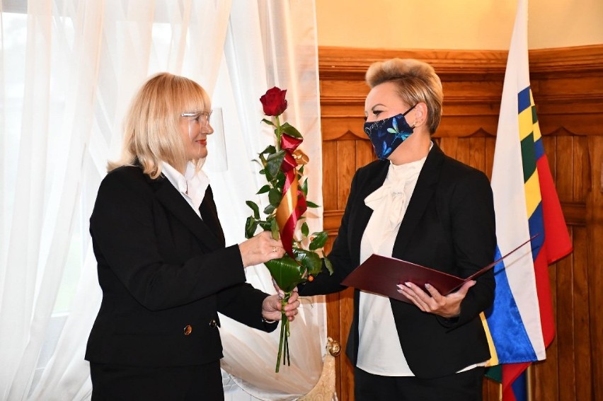 Góra. Skromne obchody Dnia Edukacji Narodowej. Wręczono nagrody burmistrza Góry i starosty górowskiego [ZDJĘCIA]