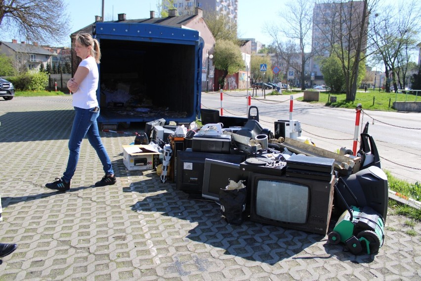 Zbiórka elektrośmieci i makulatury w Radomiu. W sobotę mieszkańcy mogli oddać zużyty sprzęt