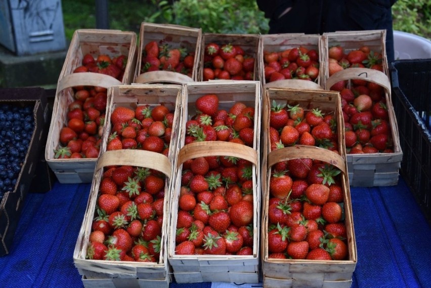 Pani Małgorzata ze stoiska z truskawkami koło Renomy