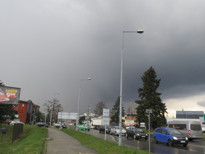 Śnieg z deszczem, burza, grad i słońce. Wszystko w jeden...