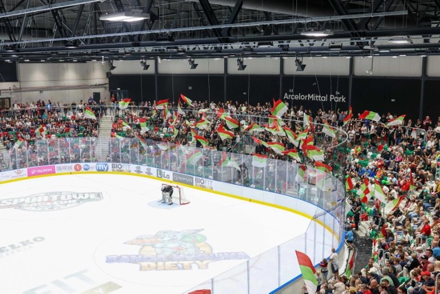 Inauguracja sezonu Tauron Hokej Ligi na nowym lodowisku w Sosnowcu przyciągnęła na trybuny tłumy kibiców

  Zobacz kolejne zdjęcia. Przesuwaj zdjęcia w prawo - naciśnij strzałkę lub przycisk NASTĘPNE