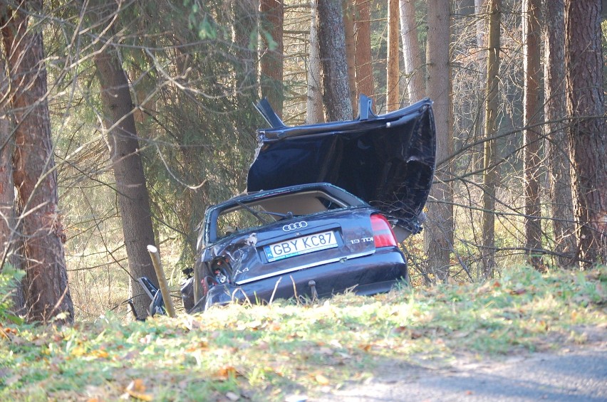 Wypadek. Dachem uderzył w drzewo. 23-latek był nietrzeźwy