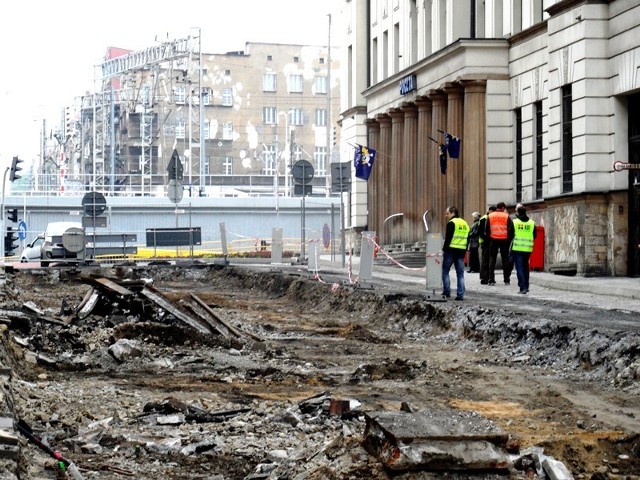 Remont ulicy Pocztowej rozpoczął się w poniedziałek, po tygodniu prac ulica jest już bez torów i częściowo bez nawierzchni. Roboty potrwają tu do września.