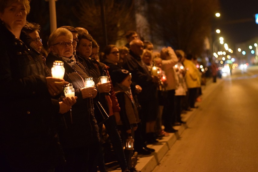 Wierni modląc się, przeszli od siedziby Starostwa...