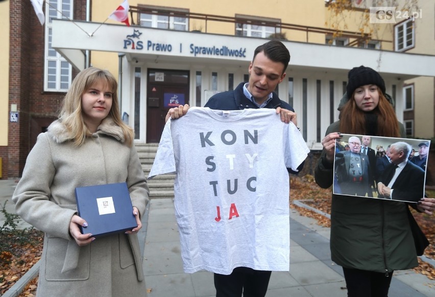 Koszulka "Konstytucja" dla Jarosława Kaczyńskiego, czyli polityczny happening Młodych Demokratów