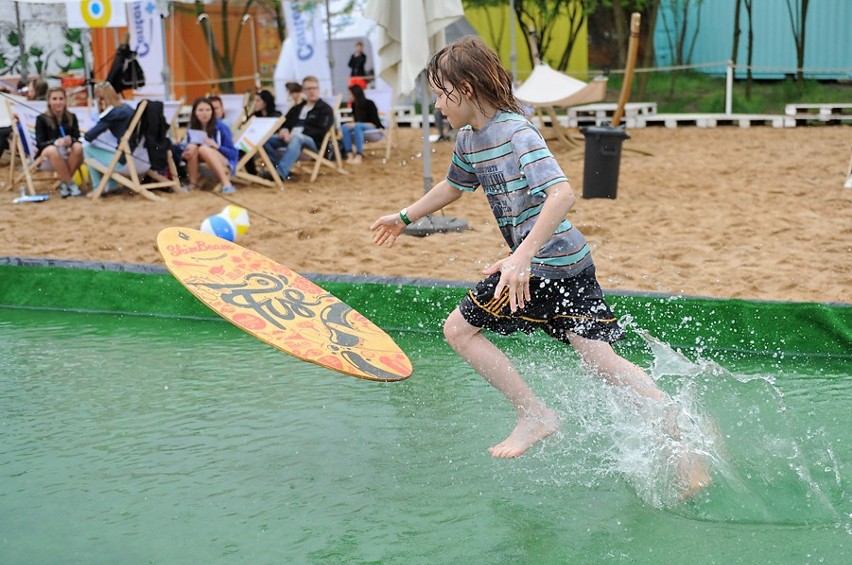 Skimboarding zyskuje coraz większą popularność