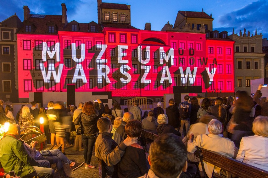 Iluminacja na Muzeum Warszawy. Robi duże wrażenie! [ZDJĘCIA]