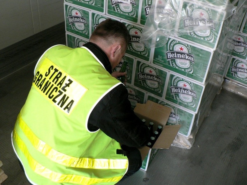 Strażnicy graniczni zatrzymali ponad 20 tysięcy butelek piwa pochodzącego z kradzieży