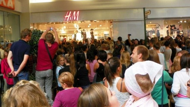 Otwarcie H&M w Pile przyciągnęło tłumy do Atrium Kasztanowa. Atmosfera przypominała Sylwester w plenerze: była muzyka, tańce i odliczanie sekund do otwarcia sklepu.

Zobacz więcej: Otwarcie H&M w Pile: tłumy w Atrium Kasztanowa [ZDJĘCIA]