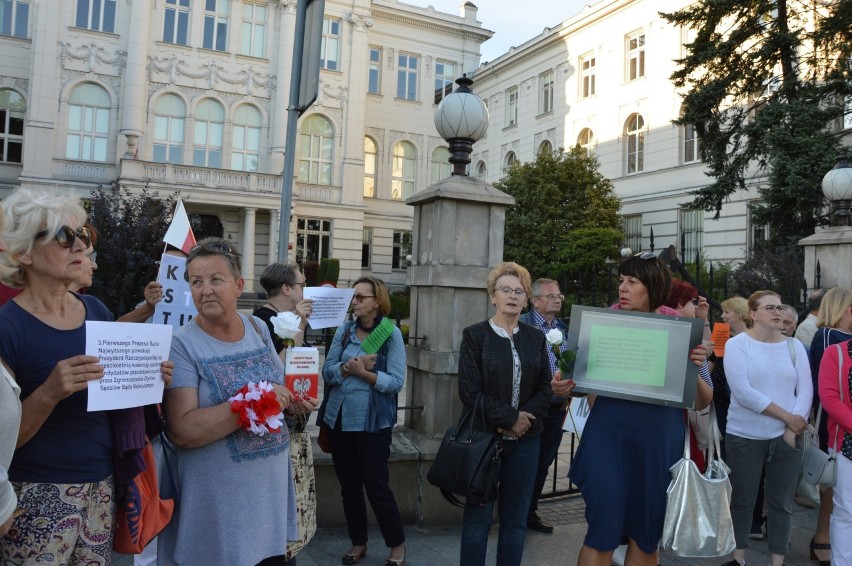 Protest przed sądem w Piotrkowie. Demonstracja w obronie...