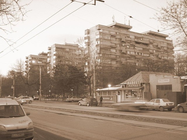 Źródło: http://commons.wikimedia.org/wiki/File:Blocks_of_flats_in_Bucurestii_Noi,_Bucharest,_Romania.jpg