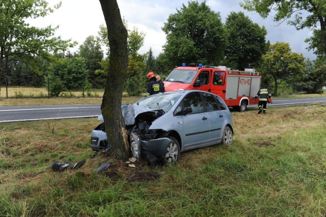 W Białowieżynie (gm. Lipno) około godziny 13.00 kierująca samochodem osobowym marki ford, zjechała na przeciwległy pas ruchu i wypadła z drogi, po czym uderzyła w przydrożne drzewo.