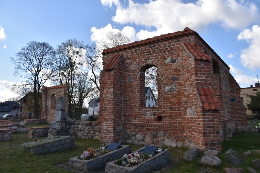 Ruina gotyckiego kościoła Świętego Krzyża i św Mikołaja w Rumi