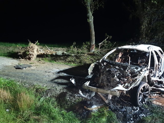 Kierowca audi stracił panowanie nad autem, wypadł z jezdni na łuku drogi i uderzył w drzewo. Samochód stanął w ogniu