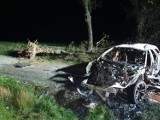 Kierowcy i pasażerom udało się uciec z płonącego auta. To cud, że w Ropie nie doszło do tragedii. Z samochodu zostało niewiele
