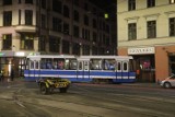 Wrocław. Tramwaj wjechał na chodnik w centrum miasta i prawie uderzył w kamienicę (ZDJĘCIA)